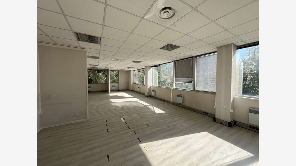 Bureaux 1056m² R+1 à louer Les Ulis Courtaboeuf