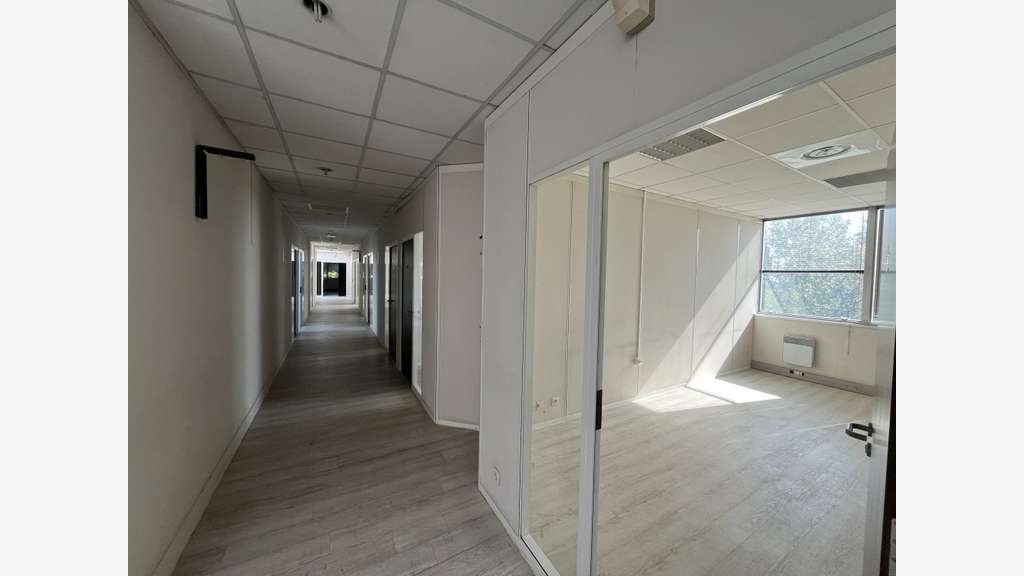 Bureaux 1056m² R+1 à louer Les Ulis Courtaboeuf