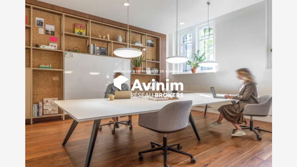 Multiples postes de bureaux en co-working