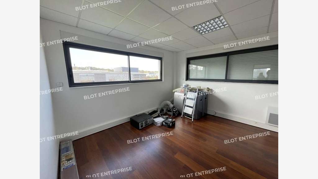 A louer bureaux 260m² ZA de Liffré/Beaugé