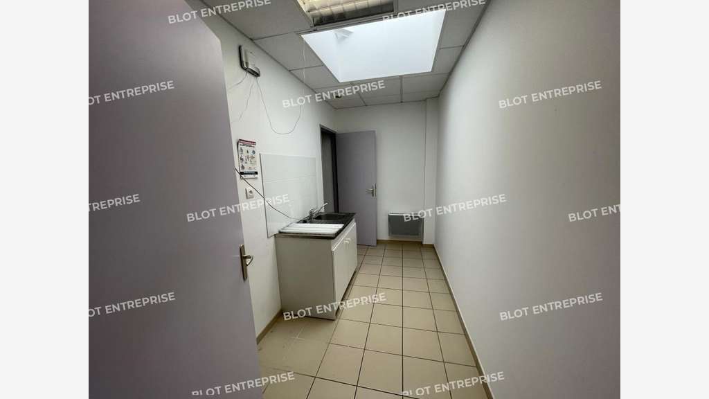 A louer bureaux 260m² ZA de Liffré/Beaugé