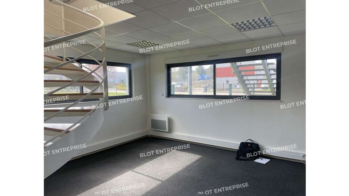 A louer bureaux 260m² ZA de Liffré/Beaugé