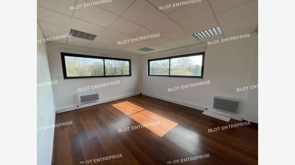A louer bureaux 260m² ZA de Liffré/Beaugé