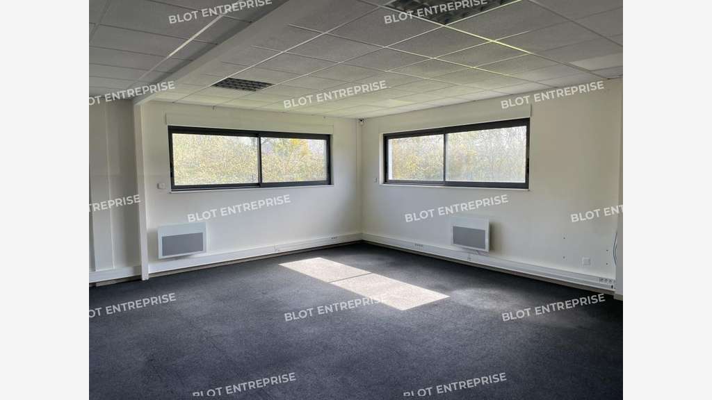 A louer bureaux 260m² ZA de Liffré/Beaugé