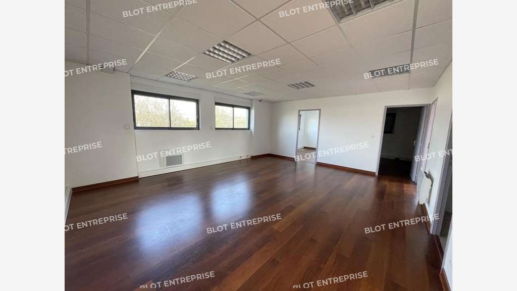 A louer bureaux 260m² ZA de Liffré/Beaugé