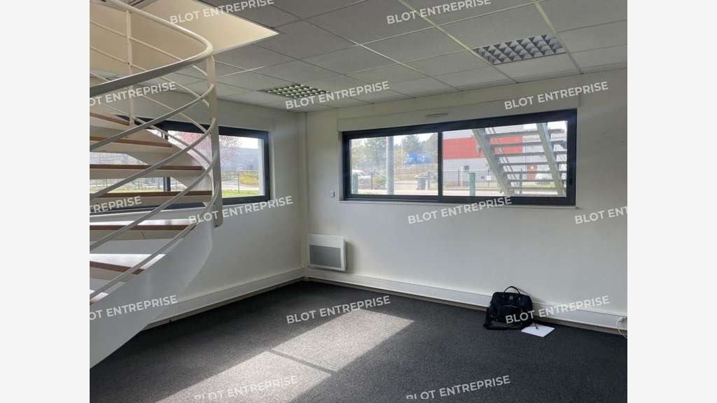 A louer bureaux 260m² ZA de Liffré/Beaugé