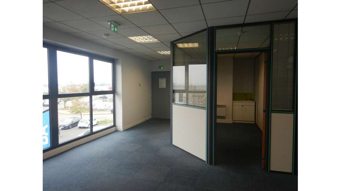 Bureau 160m² R+1 à louer à Limas 