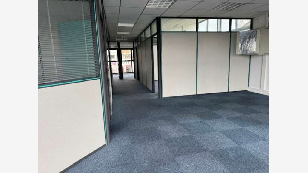 Bureau 160m² R+1 à louer à Limas 