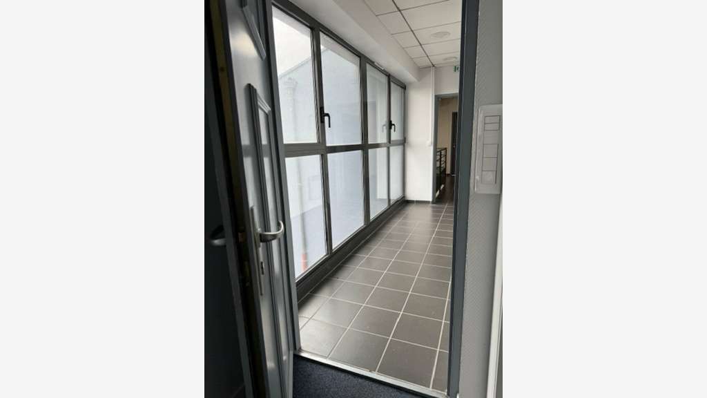 Bureau 160m² R+1 à louer à Limas 