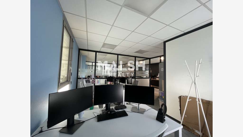 Bureaux à louer 280m² et 9 parkings à Limas