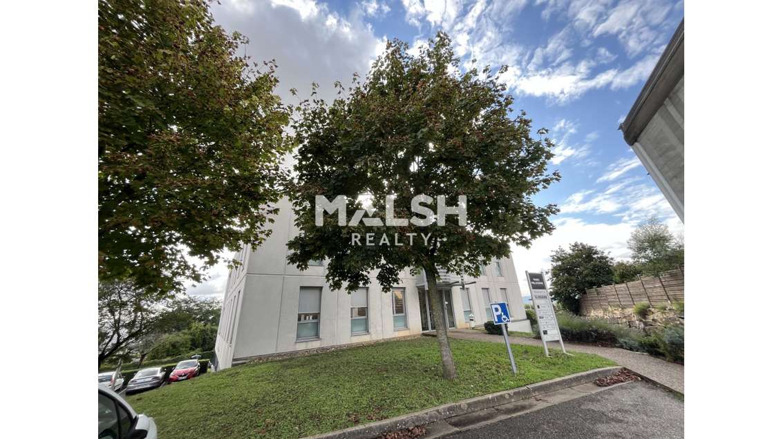 Bureaux à louer 280m² et 9 parkings à Limas