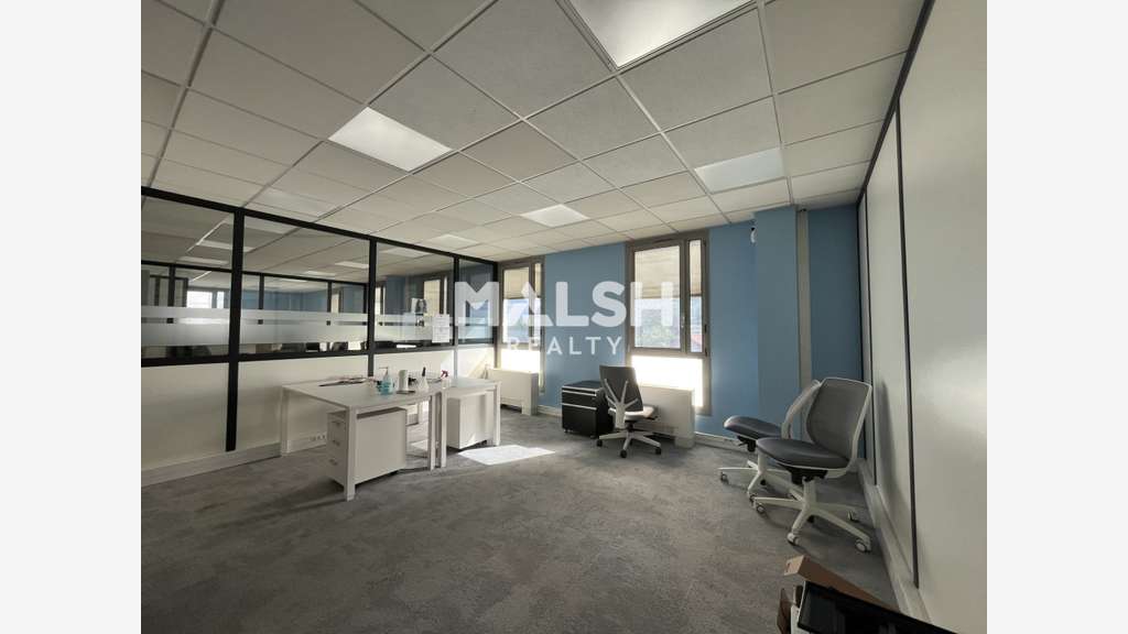 Bureaux à louer 280m² et 9 parkings à Limas
