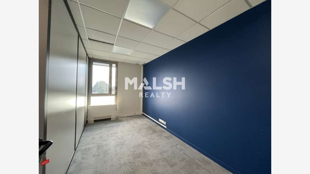 Bureaux à louer 280m² et 9 parkings à Limas