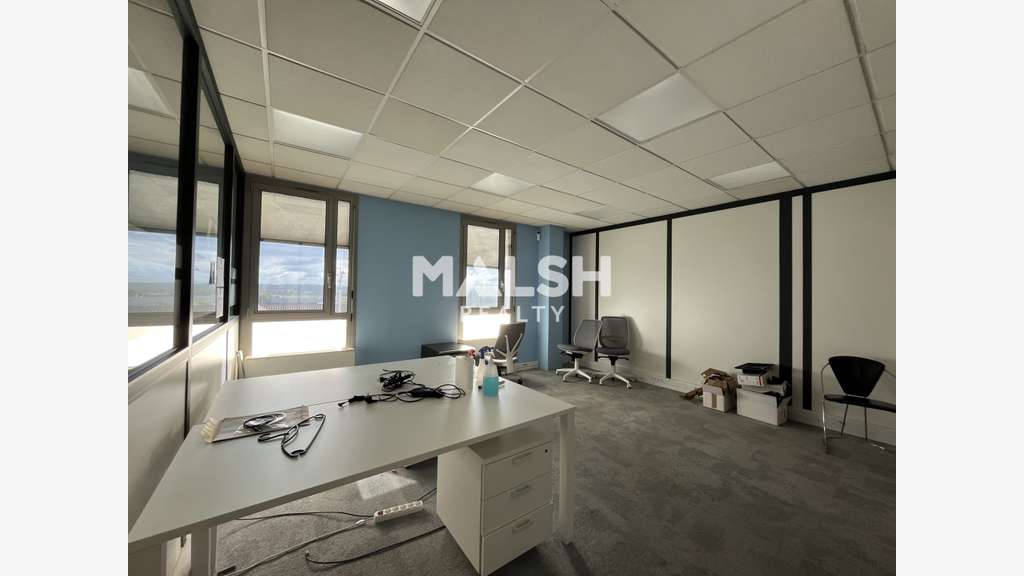 Bureaux à louer 280m² et 9 parkings à Limas