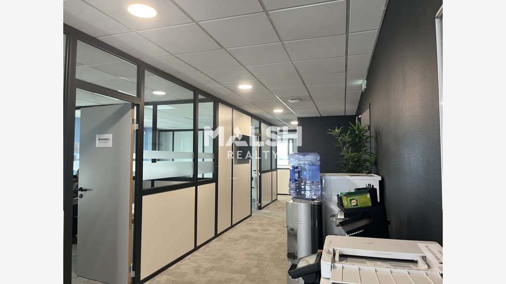 Bureaux à louer 280m² et 9 parkings à Limas