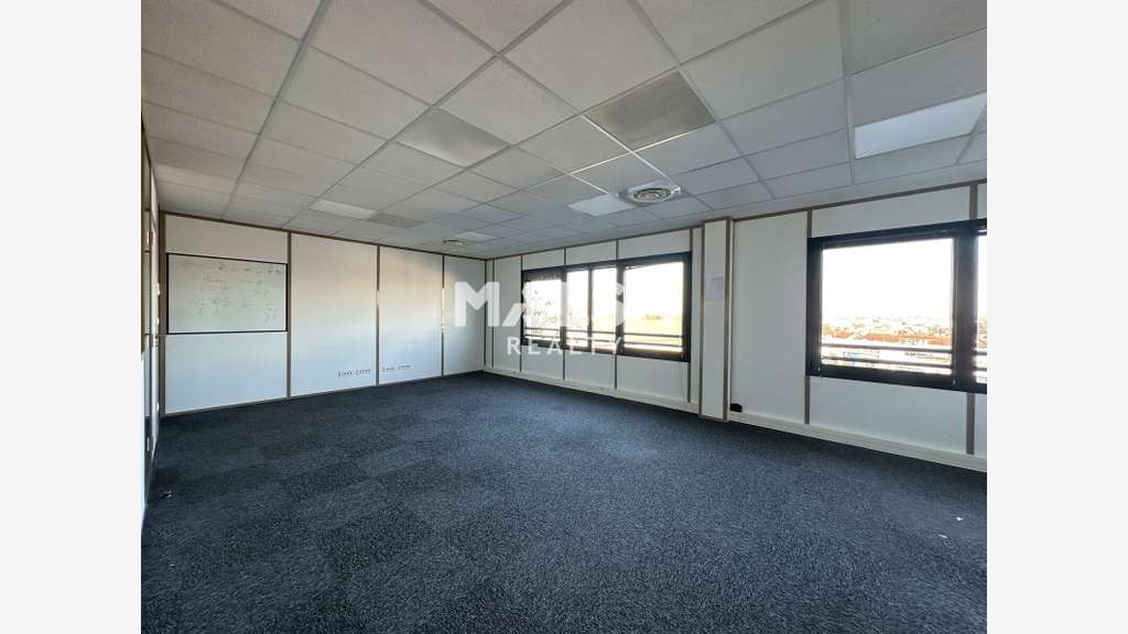 Bureaux 367m² divisibles en 2 à louer à Limas