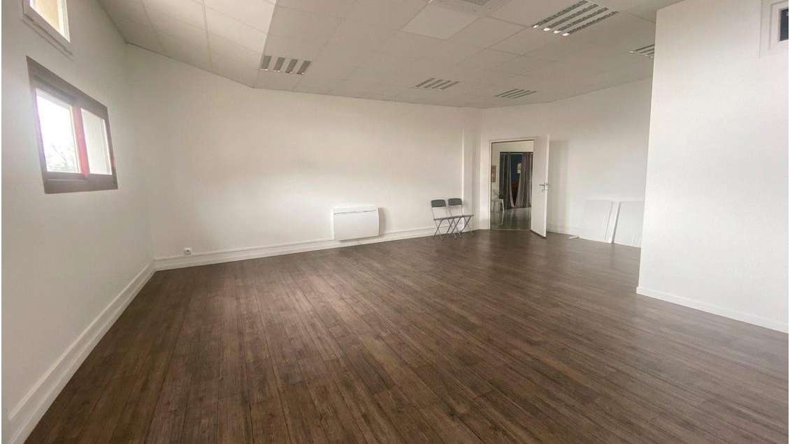 Local Professionnel à LANDOUGE !