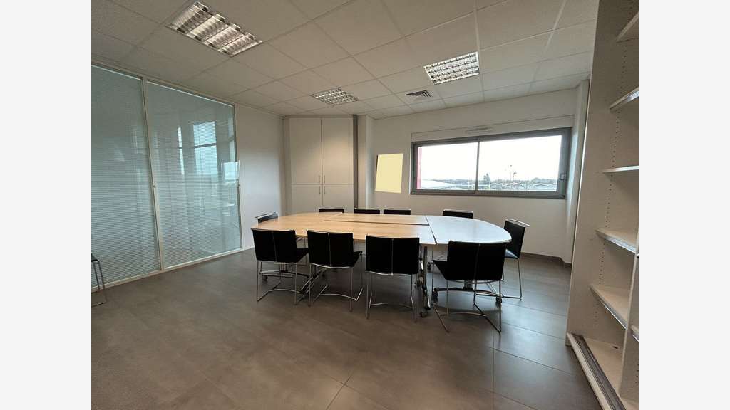 Ensemble de bureaux et dépôt de 1699 m² à LIMOGES