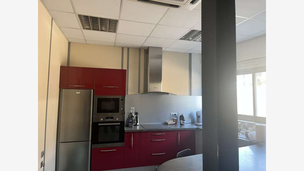 Ensemble de bureaux et dépôt de 1699 m² à LIMOGES