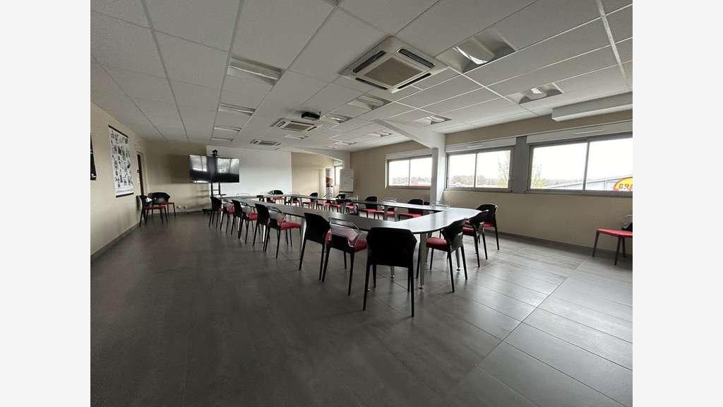 Ensemble de bureaux et dépôt de 1699 m² à LIMOGES