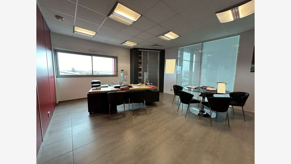 Ensemble de bureaux et dépôt de 1699 m² à LIMOGES