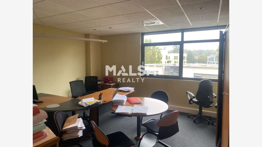 A louer bureaux en bon état 349m² à Limonest