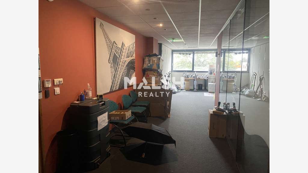 A louer bureaux en bon état 349m² à Limonest