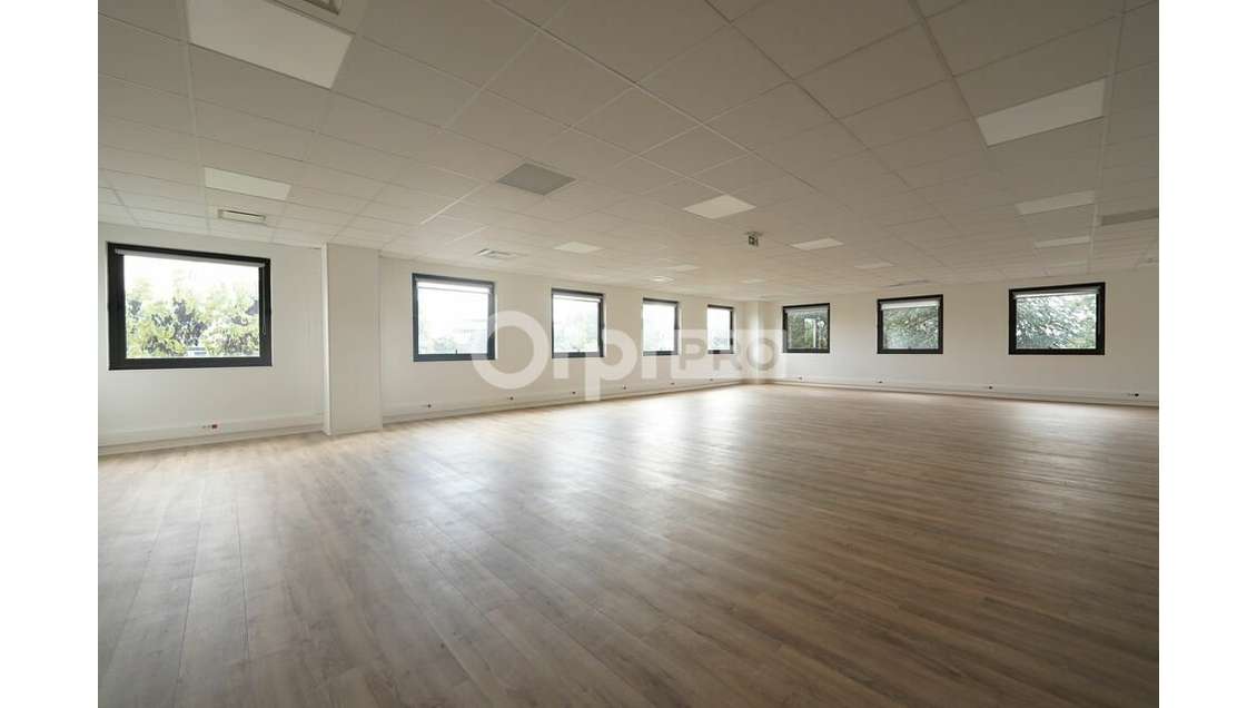 Bureaux à louer 2 263m² divisible à Limonest