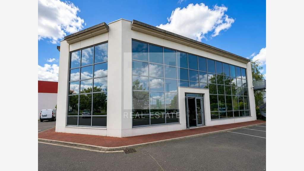 A louer locaux 356m² Limonest accès facile A6/RN6