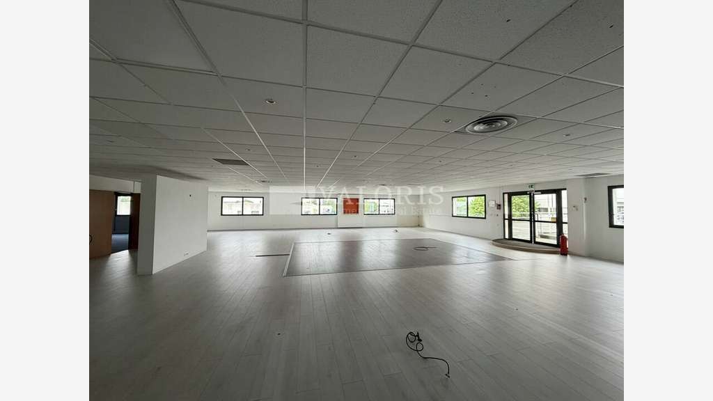 Bureaux 900m² en très bon état à louer à Limonest