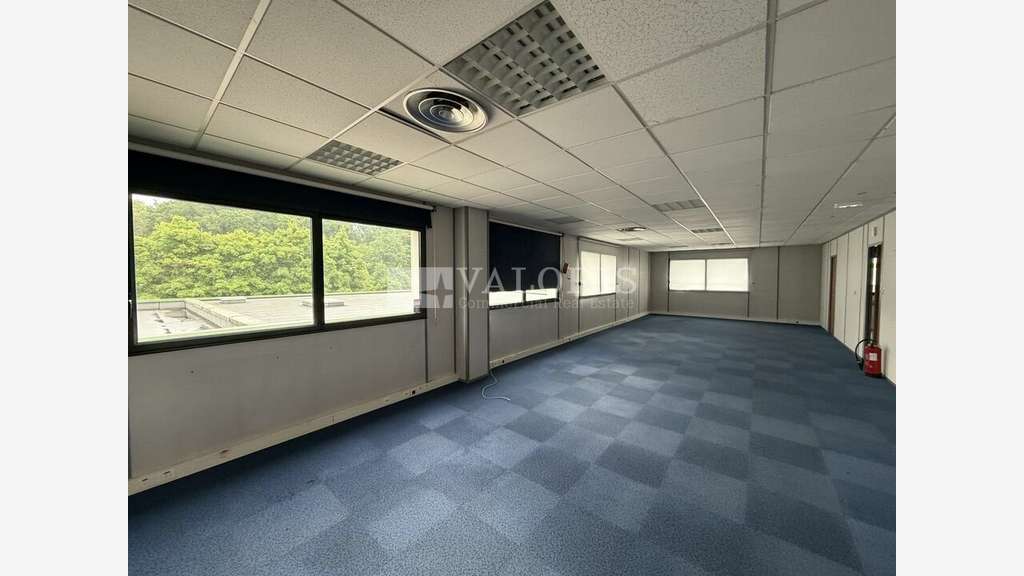 Bureaux 900m² en très bon état à louer à Limonest