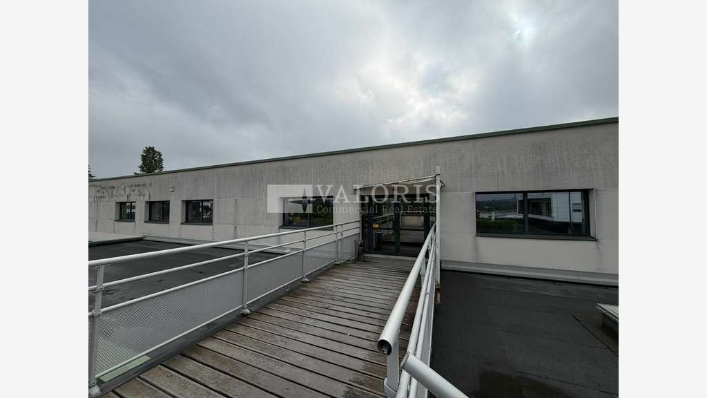 Bureaux 900m² en très bon état à louer à Limonest
