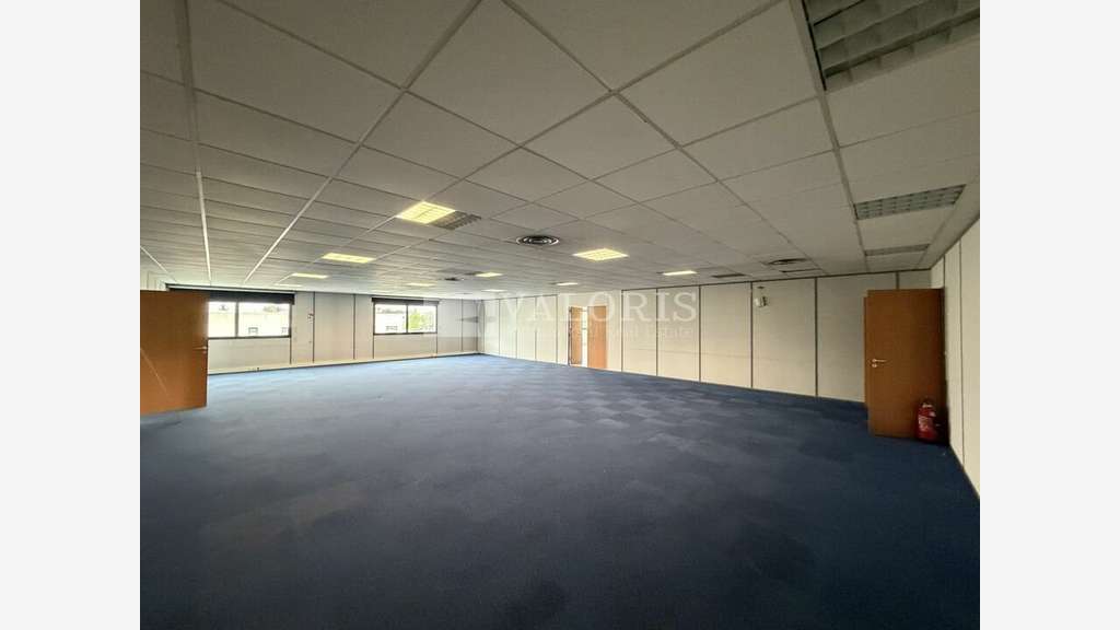 Bureaux 900m² en très bon état à louer à Limonest