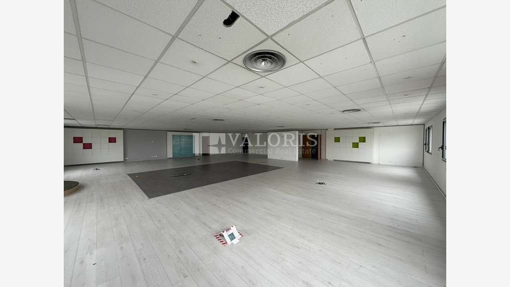 Bureaux 900m² en très bon état à louer à Limonest