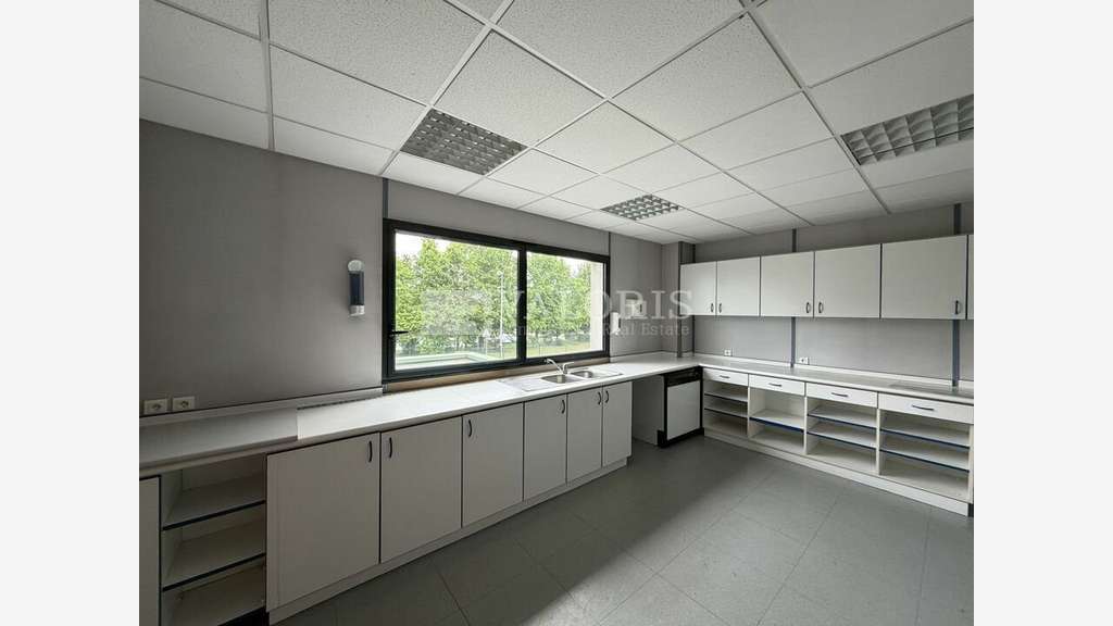 Bureaux 900m² en très bon état à louer à Limonest