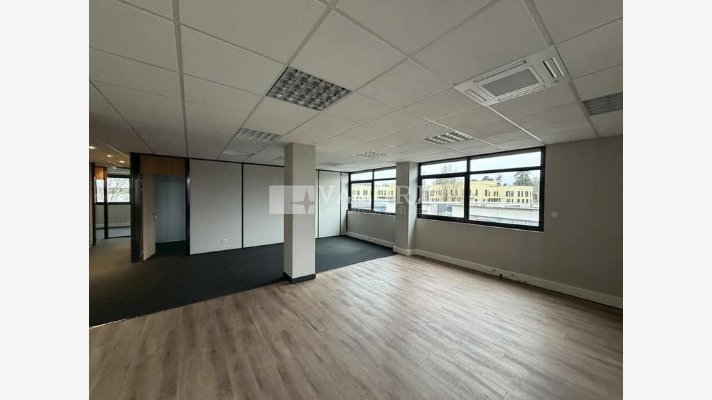 Bureaux lumineux 363m² à louer à Limonest 