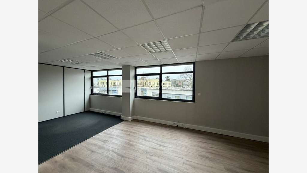 Bureaux lumineux 363m² à louer à Limonest 