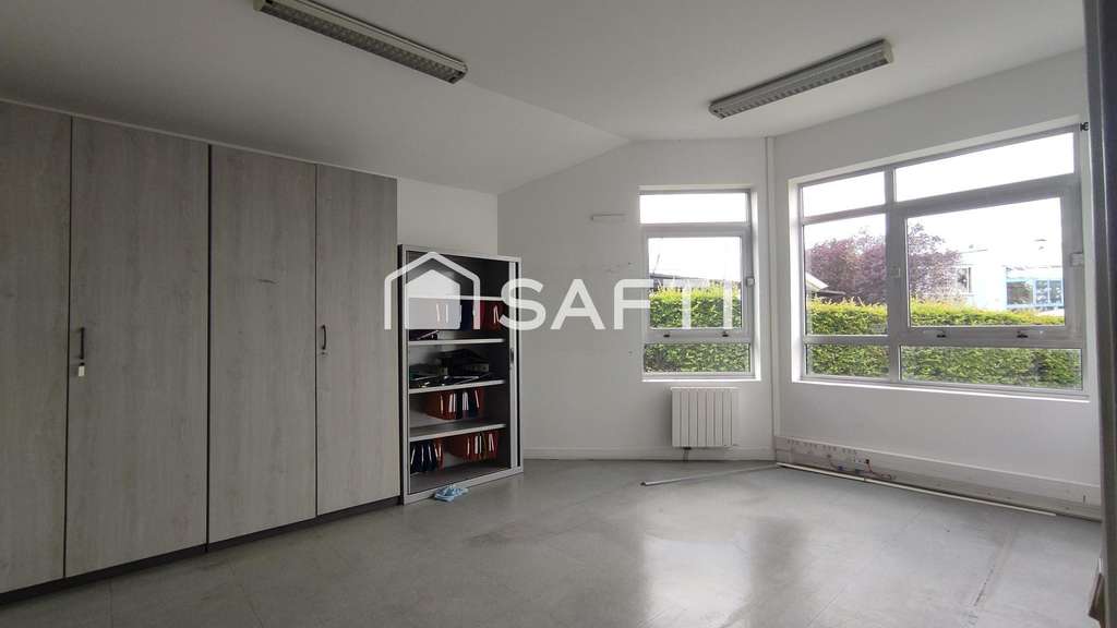 À louer immeuble indépendant de bureaux à Linas