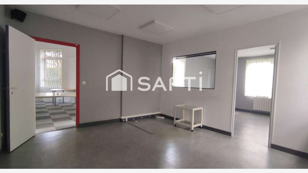 À louer immeuble indépendant de bureaux à Linas