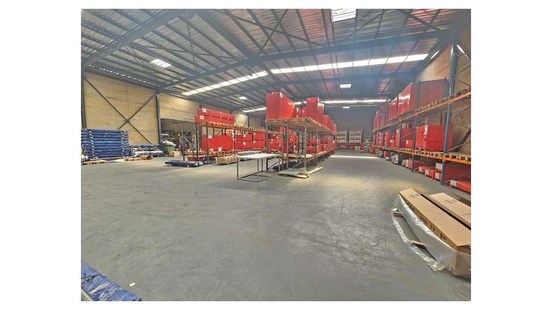Local d'activité 2100m² à louer en ZI Lisses (91)