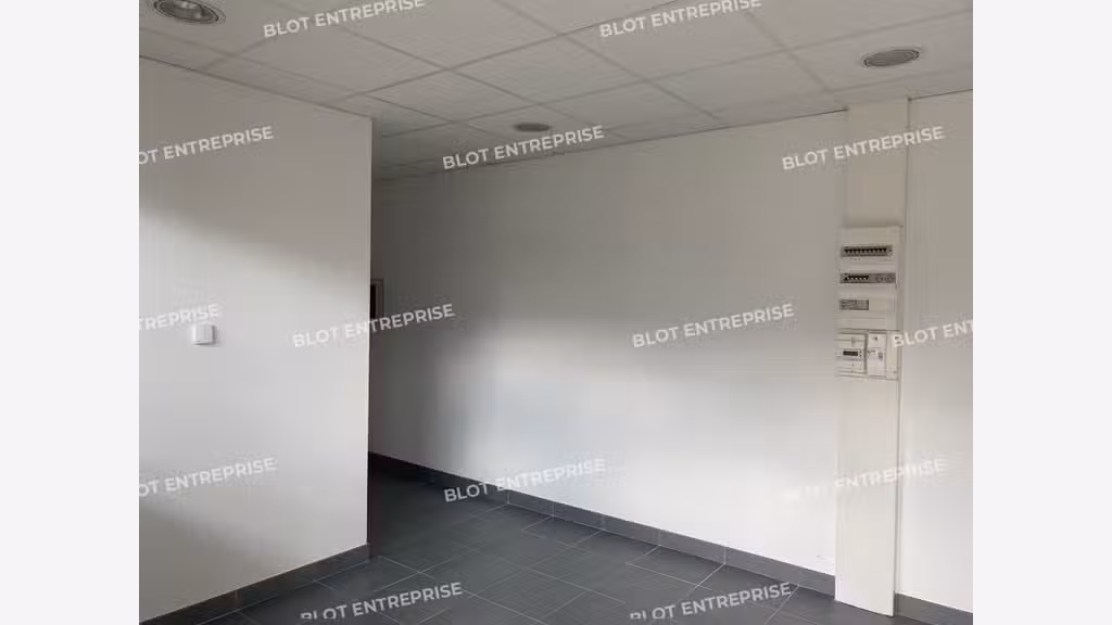 A louer bureaux vitrine 46m² Loperhet centre bourg