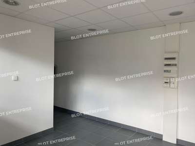 A louer bureaux vitrine 46m² Loperhet centre bourg