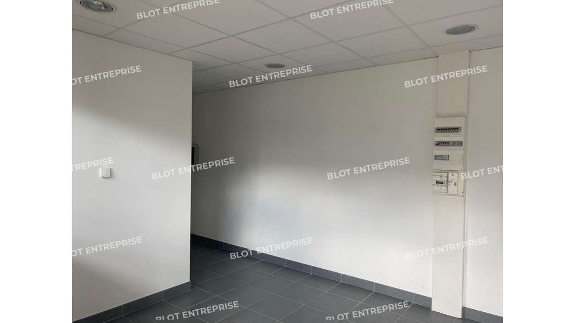 A louer bureaux vitrine 46m² Loperhet centre bourg