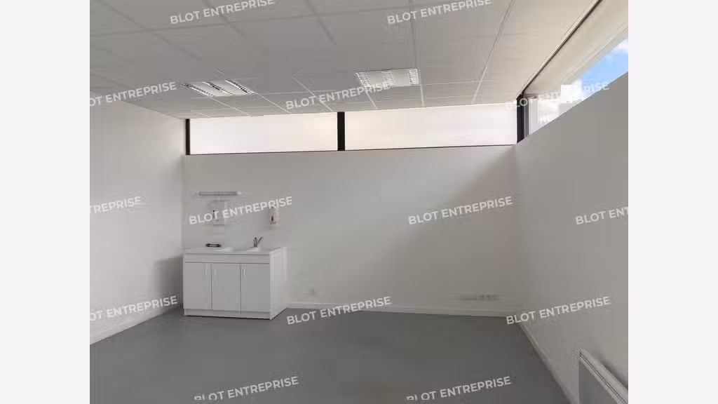 A louer bureaux vitrine 46m² Loperhet centre bourg