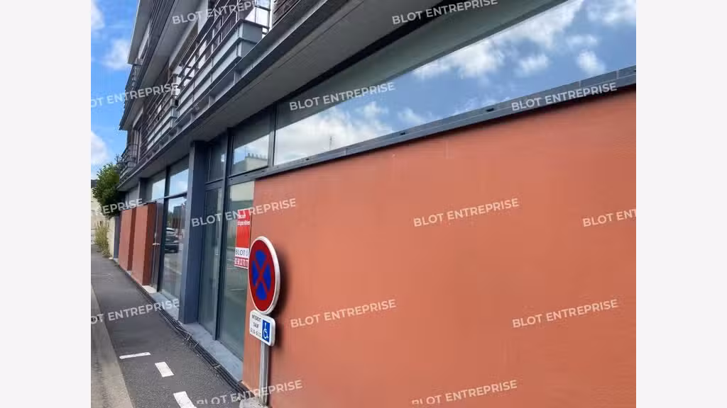 A louer bureaux vitrine 46m² Loperhet centre bourg
