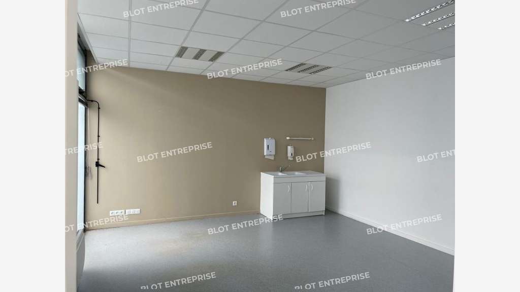 A louer bureaux 45m² belle visibilité à Loperhet