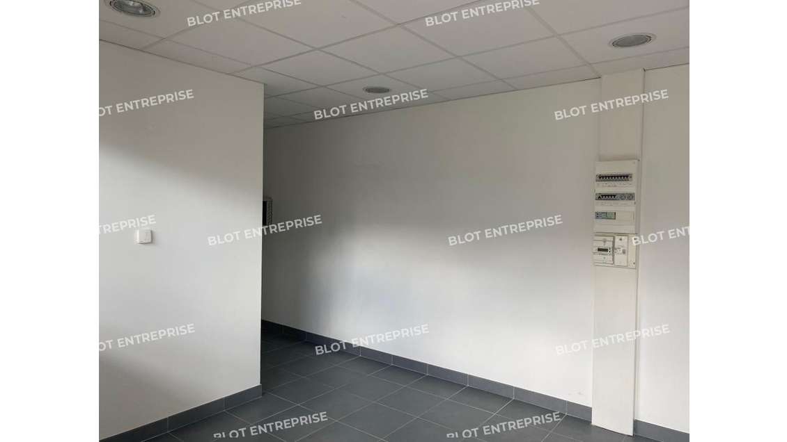 A louer bureaux 45m² belle visibilité à Loperhet