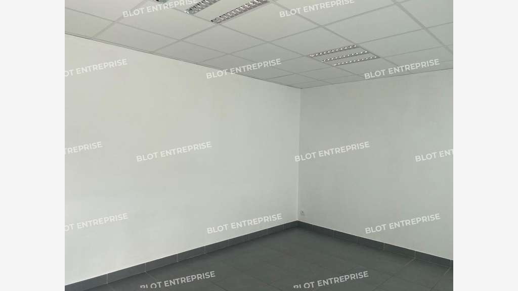 A louer bureaux PMR 93m² à Loperhet centre bourg