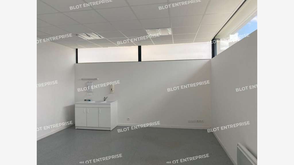 A louer bureaux PMR 93m² à Loperhet centre bourg