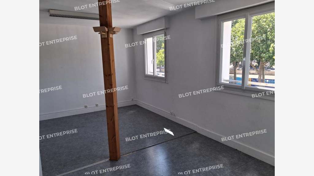 A louer bureaux lumineux 80m² empl N°1 à Lorient